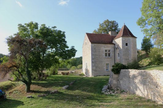 {:fr}FRANCE - A LOUER (semaine) Manoir 16è Bourgogne proche Chablis 2h15 de Paris{:}{:en}FRANCE - TO RENT (week) Manor 16th Burgundy near Chablis 2h15 from Paris){:}