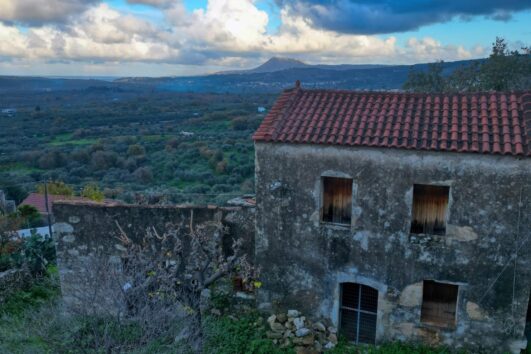 {:fr}GRECE (Crète) : A VENDRE belle maison traditionnelle crétoise à rénover avec vue sur vallée d'Oliviers. {:}{:en}GREECE (Crète): TO SELL nice traditional stone house to restore with wonderfull view on the Olives vallee {:}