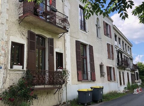 {:fr}FRANCE (Fontainebleau) : A VENDRE 2 pièces plain-pied avec jardin 100 m2 et cheminée dans la Résidence Beaurivage des Bord de Seine et forêt de Fontainebleau{:}{:en}FRANCE (Fontainebleau): TO SELL 2 rooms in a residence with private garden along the Seine and close to the forest{:} (Copy) (Copie)