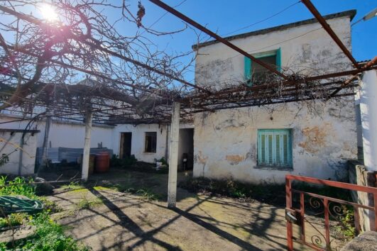 {:fr}GRECE (Crète) : A VENDRE A 16 mn des plages, grande maison en pierre 203 m2 à rénover dans village calme en pleine nature {:}{:en}GREECE (Crète): TO SELL 16 minutes from the beaches, large 203 sq m stone house to renovate in a quiet village surrounded by nature. {:} (Copie)