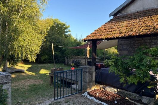 {:fr}FRANCE (Bourgogne) : A VENDRE Maison de village 3 chambres tout confort avec beau jardin à 1h de Paris (Gare TGV Montbard) {:}{:en}FRANCE (Burgondy): FOR SALE Comfortable 3-bedroom village house with a beautiful garden, 1 hour from Paris (Montbard TGV station){:} (Copie) (Copie)
