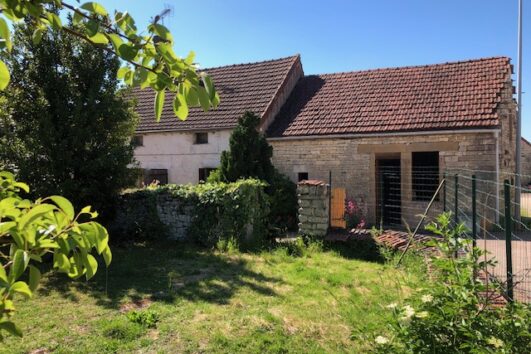 {:fr}FRANCE (Bourgogne) : A VENDRE charmante petite maison en pierre proche Noyers-sur-Serein {:}{:en}FRANCE (Burgondy): FOR SALE Comfortable 3-bedroom village house with a beautiful garden, 1 hour from Paris (Montbard TGV station){:} (Copie) (Copie) (Copie)