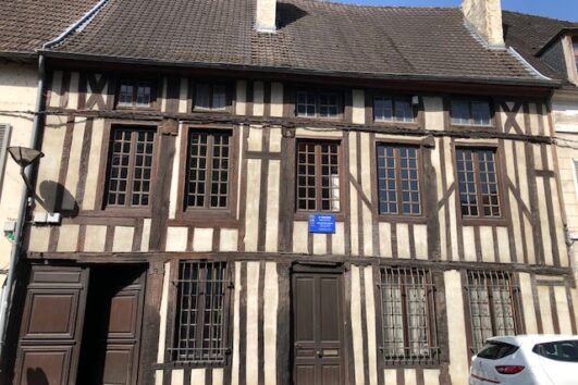 {:fr}FRANCE (Champagne) : A VENDRE maison bourgeoise centre-ville avec jardin proche Troyes {:}{:en}FRANCE (Champagne): FOR SALE Townhouse with garden near Troyes{:}
